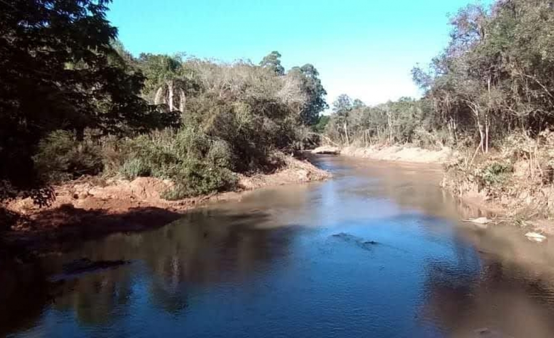 O desassoreamento continua nos Arroio Ribeiro.